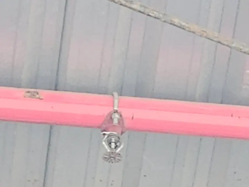 Chuveiro automático (sprinkler) em tubulação de incêndio